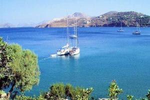 Zeiljacht in een beschutte baai in het zeilgebied rond Kos