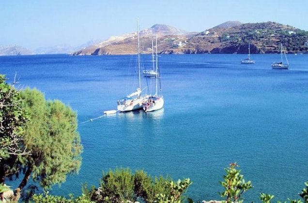 Zeiljacht in een beschutte baai in het zeilgebied rond Kos